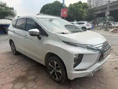 Белый семиместный автомат Mitsubishi Xpander