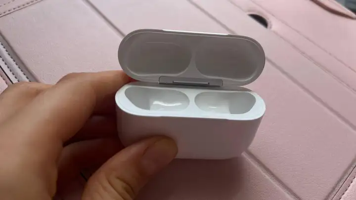AirPods Pro 3 — кейс + левый наушник