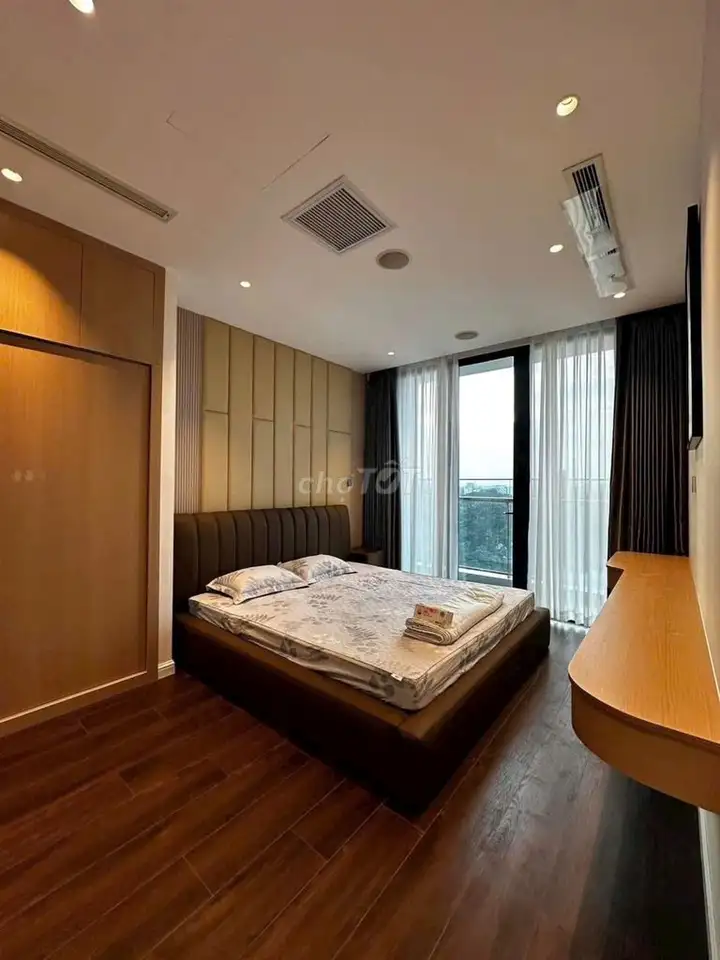 Срочно сдаю 1-комн. квартиру Vinhomes Bason, район 1, премиум-мебель