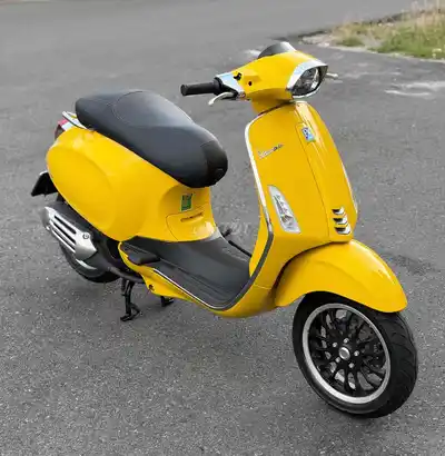 Piaggio Vespa 2022 жёлтого цвета