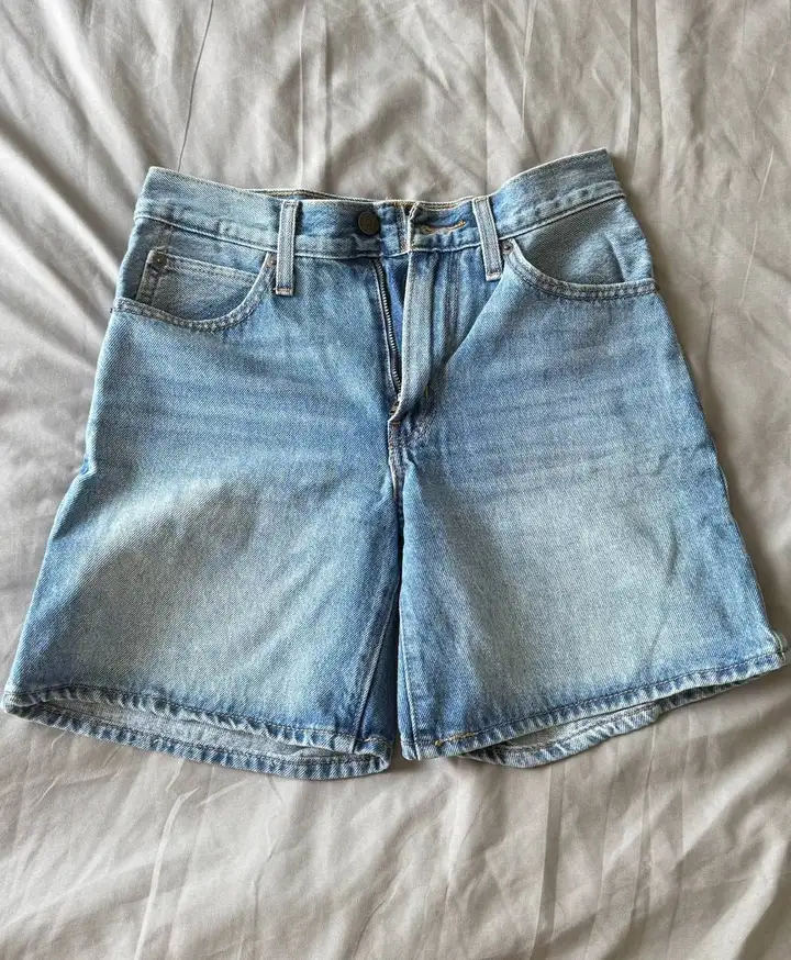 Levi's 94 Baggy Shorts, футболка Slavic Face, топ H&M, брюки Uniqlo