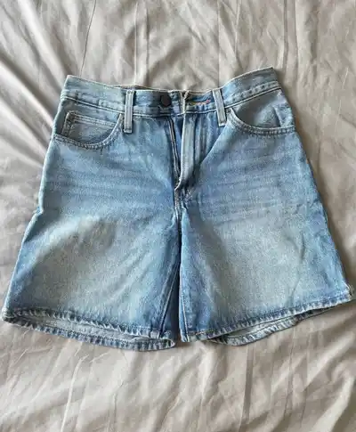 Levi's 94 Baggy Shorts, футболка Slavic Face, топ H&M, брюки Uniqlo