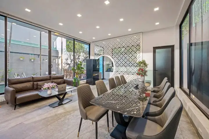 Вилла 3 этажа, 9 спален, 300 м²