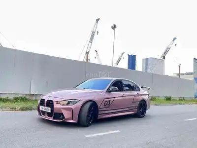 BMW 320i 5 мест розового цвета