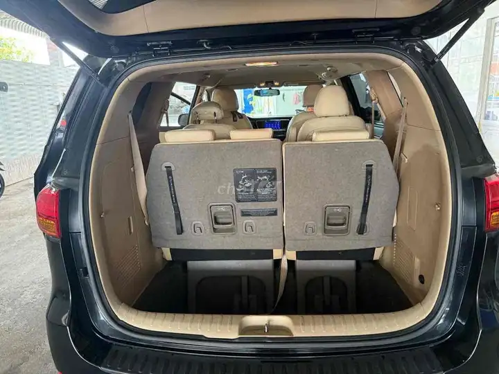 Kia Grand Sedona MPV 7 мест черно-белый