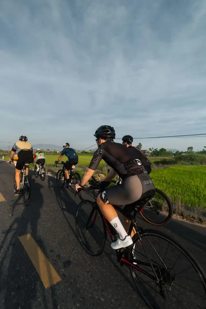 Гоночный велосипед Trek Emonda SL5, велостанок Magene T500, педали Magene P715S