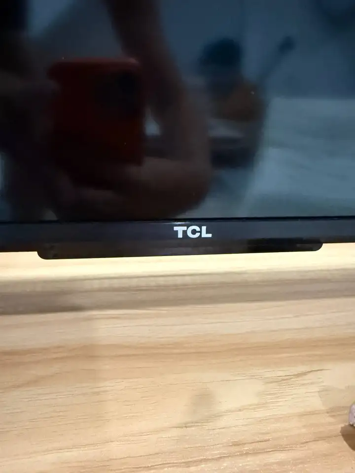 Кресла и телевизор 65 дюймов TCL