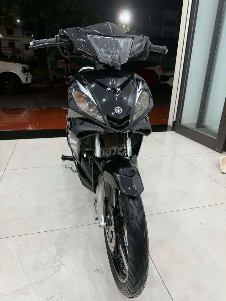 Yamaha Exciter черно-белый, спортивный стиль