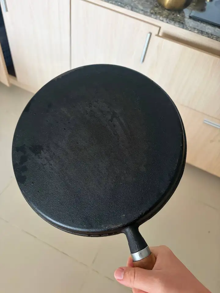 Чугунная тяжелая сковородка с деревянной ручкой