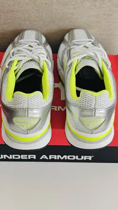 Беговые кроссовки Under Armour HOVR