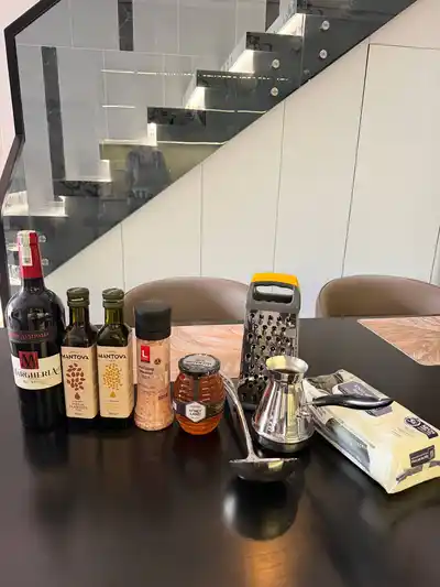 Вино, масло льняное и кунжутное, розовая соль, мёд, терка, половник, турка, салфетки