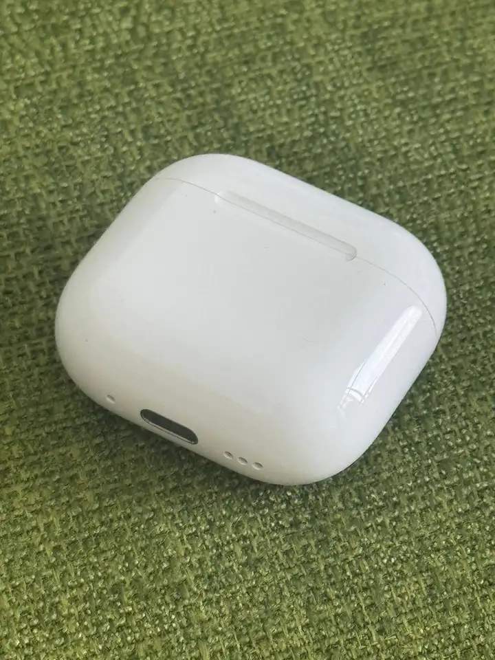AirPods (4-е поколение)