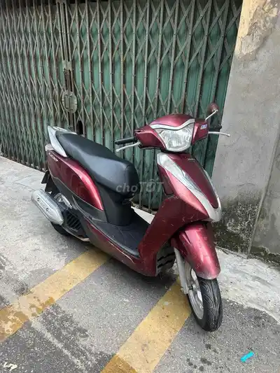 Honda Lead 125 красного цвета