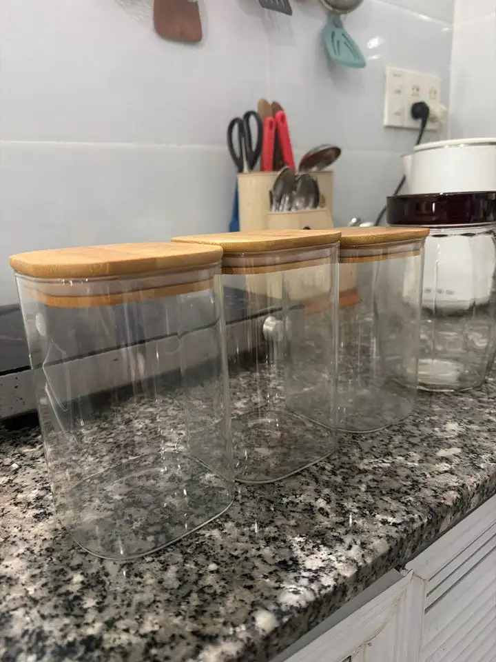Стеклянные банки с крышками