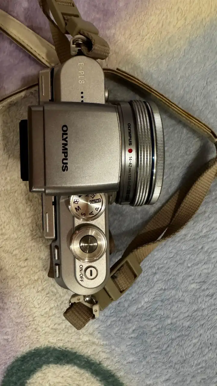 Olympus PEN E-PL8 + объектив 14–42mm