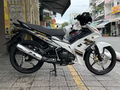 Yamaha Exciter с ручным сцеплением, бело-черный