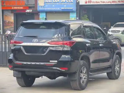ЧЕРНАЯ МАСЛЯНАЯ МАШИНА С МЕХАНИЧЕСКОЙ КОРОБКОЙ ПЕРЕДАЧ TOYOTA FORTUNER 2017