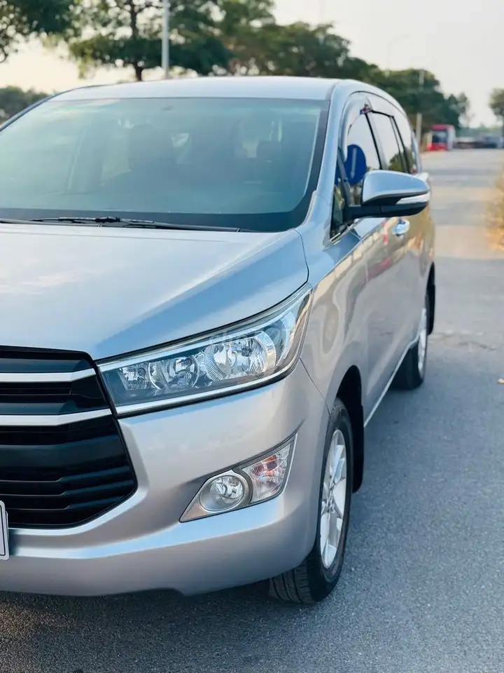 Toyota Innova 2018 2.0E MT Серебристый