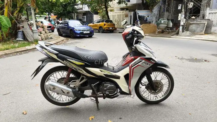 Honda Wave RSX в оригинальном состоянии, мотор работает тихо и мощно
