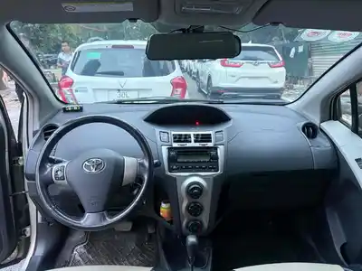 Toyota Yaris 2009, 100 тыс. км, серебристый