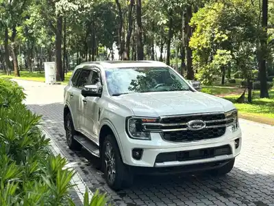 Ford Everest Titanium 2024 – 7.500 км, белый