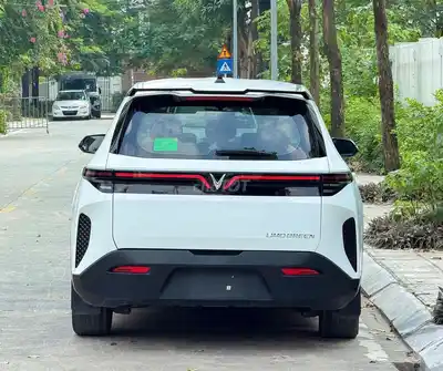 VinFast Limo Green 2025 с бесплатной зарядкой