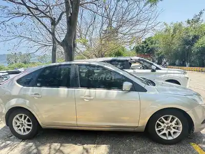 Хэтчбек Ford Focus песочно-золотистый