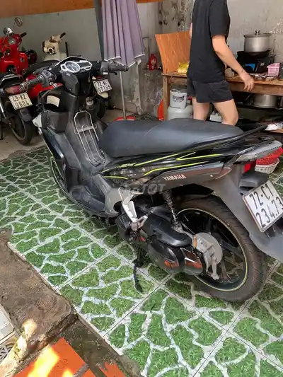 Черный скутер Yamaha Nouvo 5