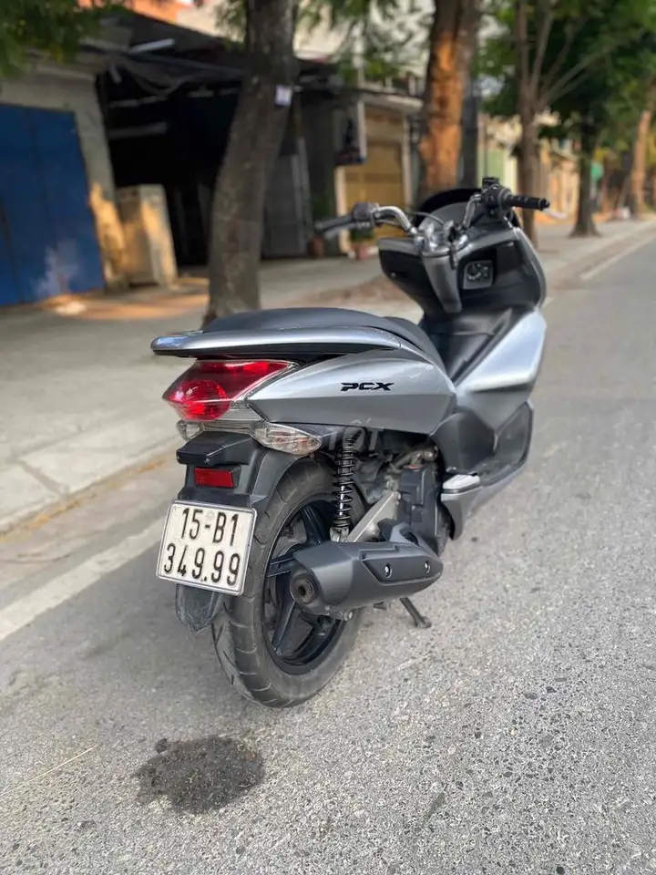 Honda PCX скутер серебристый
