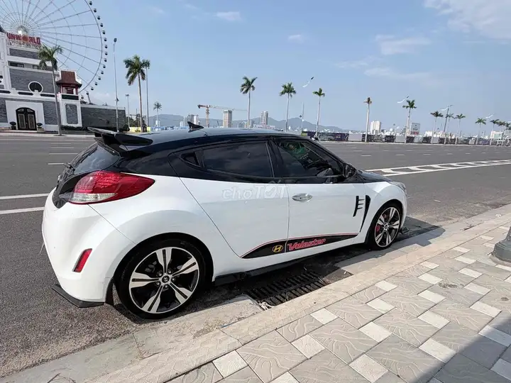 Hyundai Veloster белый, черный 4 места спортивное авто