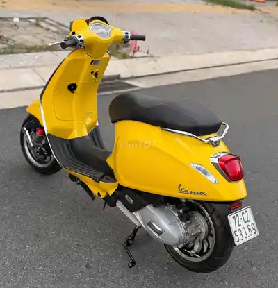 Piaggio Vespa 2022 жёлтого цвета