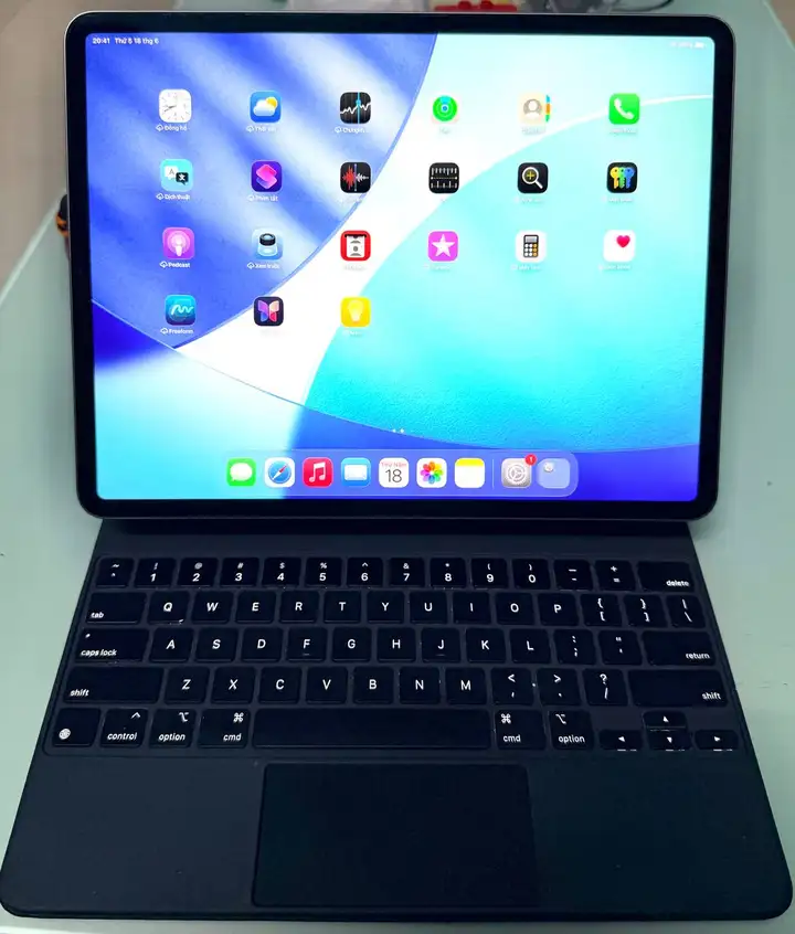 iPad Pro 2020 128 ГБ Wi-Fi 12,9 дюйма + Magic Keyboard