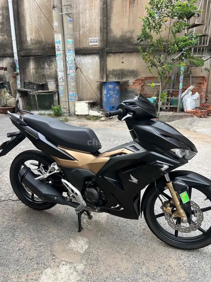 Honda Winner V3 Черно-золотой Michelin RCB