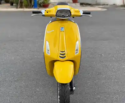 Piaggio Vespa 2022 жёлтого цвета