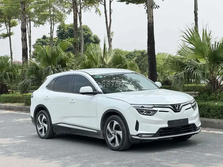VF8 Eco 2024, полная комплектация ADAS, отличное состояние
