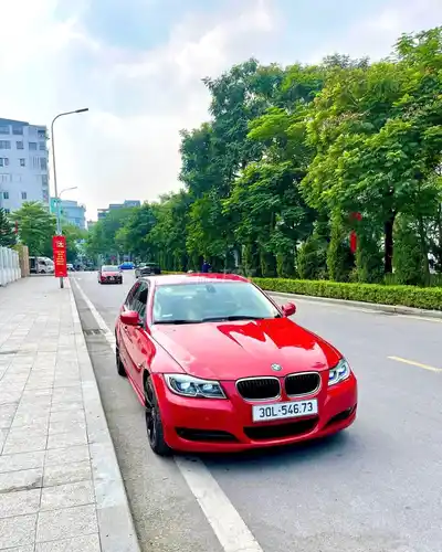 БМВ 320i (E90) 2010 красный