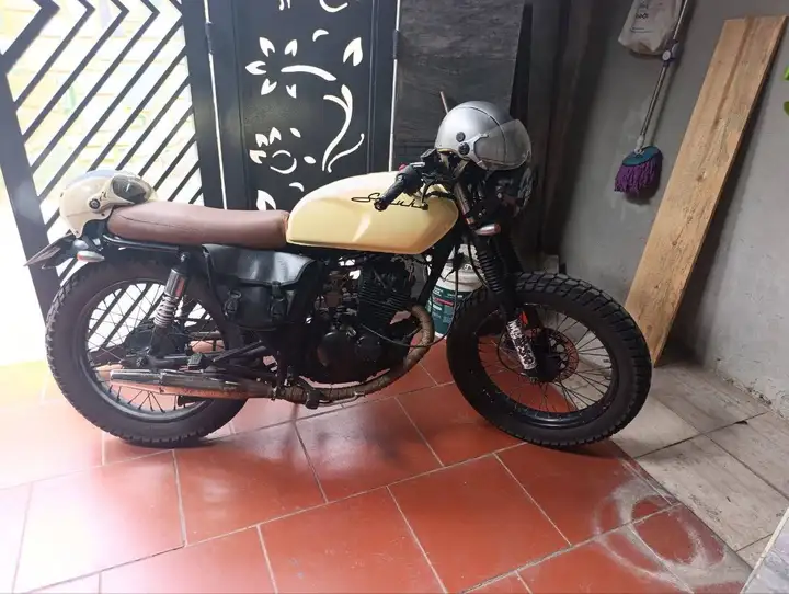 Suzuki GN125 Custom Cafe Racer / Tracker