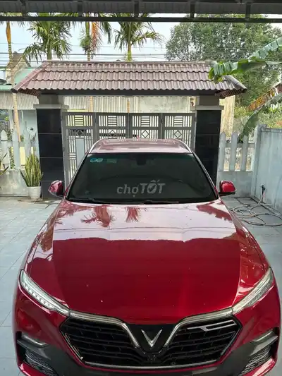 VinFast Lux SA Plus 2019 Красный 85 тыс. км