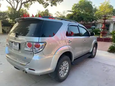 Toyota Fortuner 2013 Механика Серебристый 7 мест
