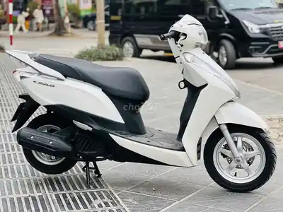 Honda Lead 125 2017 белого цвета, красивый скутер, документы на мне