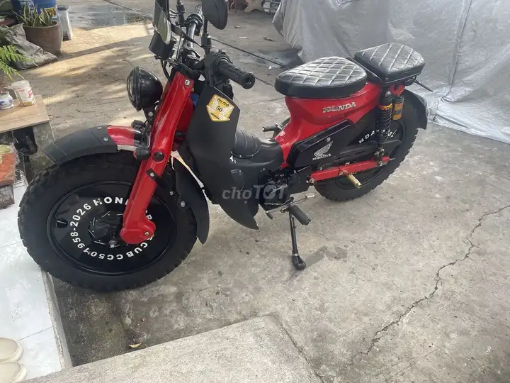 Honda Cub в стиле Cafe Racer, красный