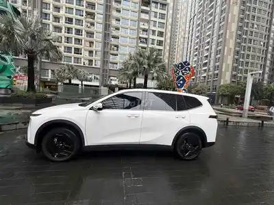 Vinfast VF7 электрический белого цвета