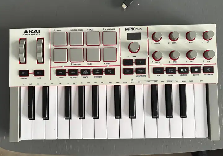 MIDI-клавиатура Akai MPK Mini 4