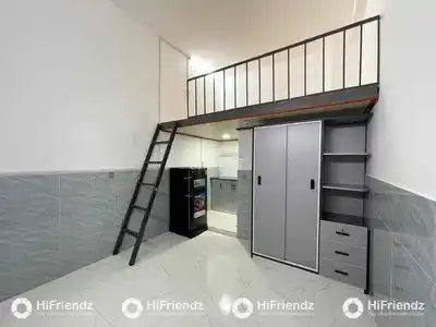 Комната на первом этаже с полной мебелью — высокие широкие антресоли — рядом с ун-том Хонгбанг и Дам Шен