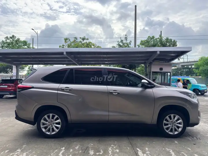 Toyota Innova Cross V 2024 Коричневая 61.605 км