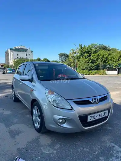 Хэтчбек Hyundai i20, серебристый, автомат