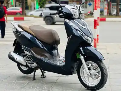 Владелец черной автомобильной фары Honda Lead Green