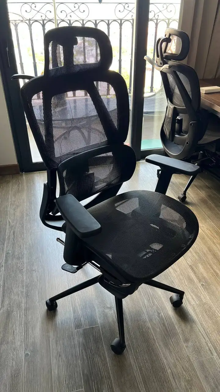 Компьютерный стул, монитор ASUS TUF Gaming, стол