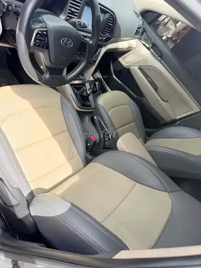 Hyundai Elantra автомат, серебристый, 5 мест