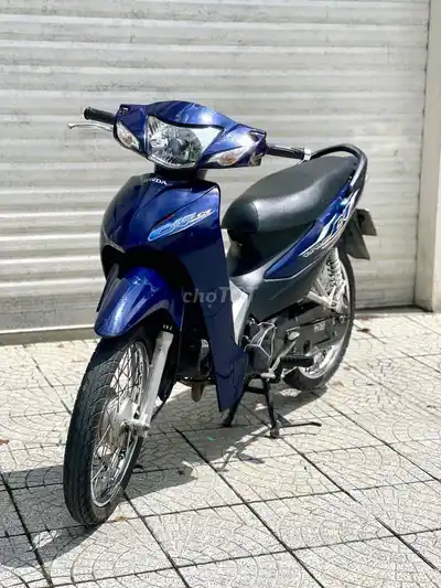Синяя Honda Wave конца 2022 года, Вьетнам